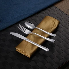 Plastmasas galda piederumi